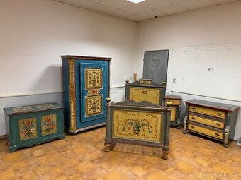 Malovaný nábytek, komplet z vyklízení, z masivu