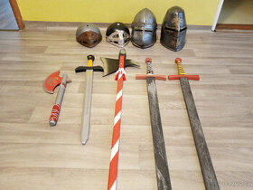 Rytiřské věci - přilby, meče, sekera, halapartna