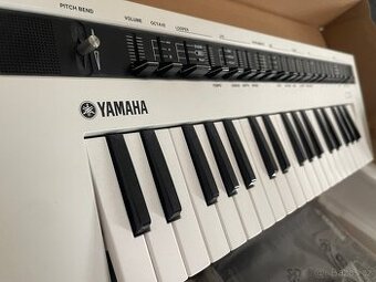 Yamaha Reface CS Synthesizer - 1