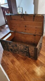 prodám dřevěnou truhlu s kováním