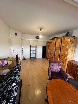 Nábytek - židle, skříň, stolek….