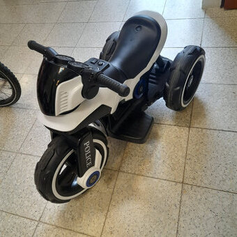Elektrická motorka tříkolka - jako nová