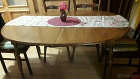 Oválný rozkládací stůl