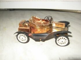 Retro modely plastových autíček.