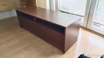 Tmavě hnědá skříň