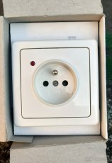 Zásuvka s přepěťová ochranou, trafa aj.