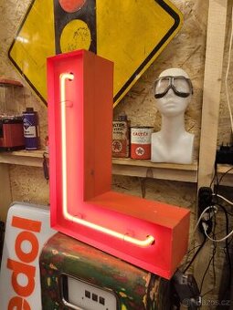 Neonové písmeno L z 70-80 let.