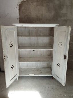 Dřevěná skříň k renovaci