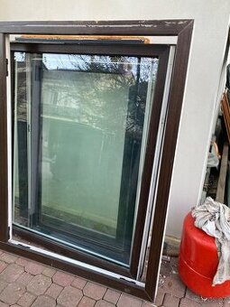 Okno plastové hnědá/bila