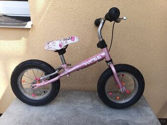 Dětské odrážedlo.