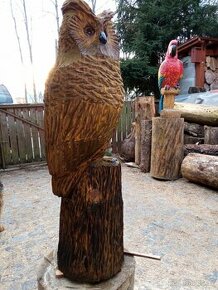 Dřevěná socha sovy.