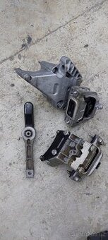 uložení motoru a převodovky