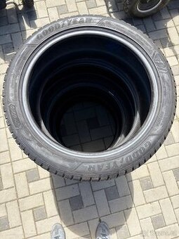 Zimní pneu Goodyear UltraGrip 235/45 R 18 98V