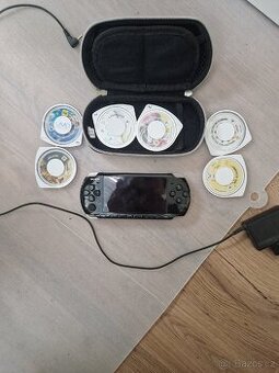 PSP v dobrém stavu + kryt + adaptér + hry
