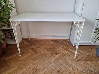 Bílý stůl IKEA
