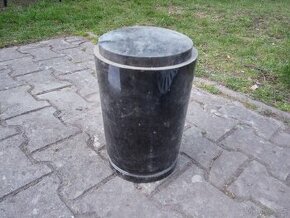 Žulová urna