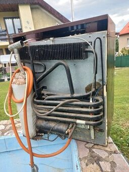 Lednice plin + 220 plně funkcni vhodné pro rybare