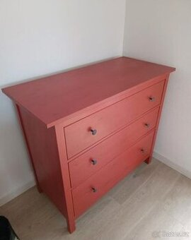 KOMODA IKEA HEMNES ČERNO ČERVENÁ