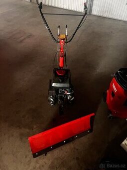 Vari traktůrek s radlici