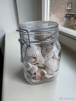 Frida sklenice plná mušlí dekorace / jar decoration