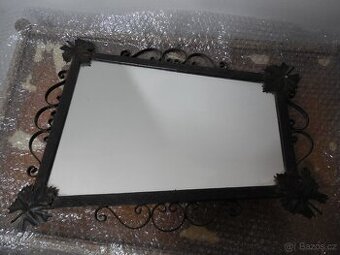 zrcadlo v kovovém rámu