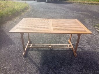 Prodám hezký zahradní rozkládací stůl z masivu