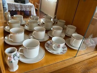 Stará porcelánová čajová sada hrníčků