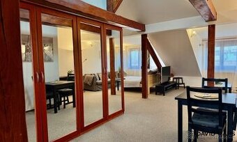 Pronájem zařízeného podkrovního bytu 1+kk (61m²), ul. Gorkéh - 1