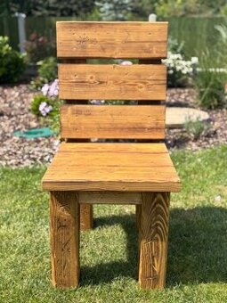 Masivní drásaná dřevěná židle