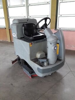 Podlahový mycí stroj Nilfisk BR 850 S se sedící obsluhou