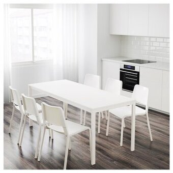 rozkládací jídelní stůl + 6 židlí