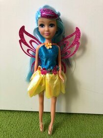 Panenka s modrými vlásky a křídly