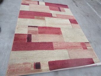 Nabízím moderní koberec -geometrické trary . Materiál PP . K