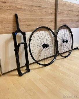 Rock Shox Lyrik Base 150 + zapletená kola Race Face (nové)