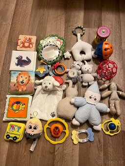 Různé hračky pro miminko