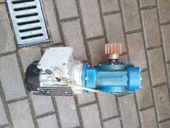Elektromotor s převodovkou