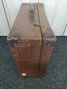 Starý cestovní kufr
