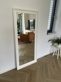 Zrcadlo v bílém rámu Ikea Hemnes