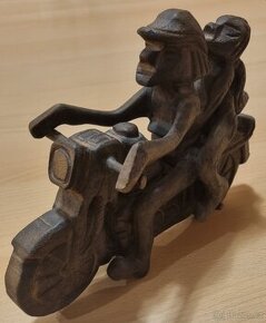 Dřevěná socha motorkáři