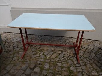 Pevný kovový stůl s kvalitní deskou