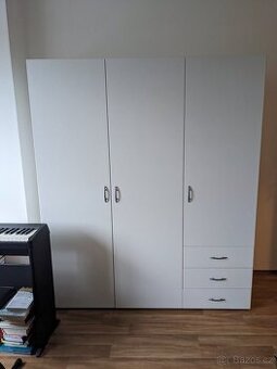 Bílé skříně do ložnice nebo dětského pokoje