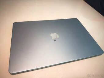 MacBook Air 15" M4 512GB disk, 16GB ram, blankytně modrý