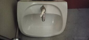 2x umyvadlo, závěsný sušák na prádlo