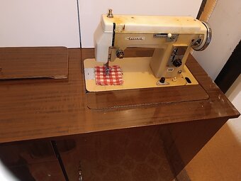 retro šicí stroj