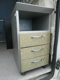 Skříňka dřevěná se zásuvkami uzamykatelná za 500 kč
