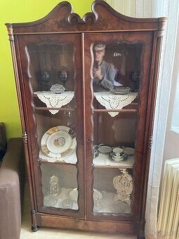 Starožitná prosklená vitrína