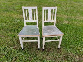 Starě bílé celodřevěné židle