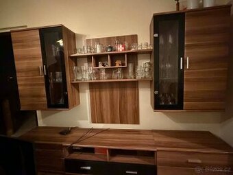 Starší obývací stěna