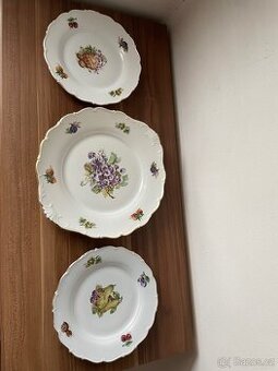 Sada tří talířů s pozlaceným lemováním