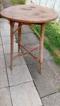 Proutěný, lehký stolek, starší